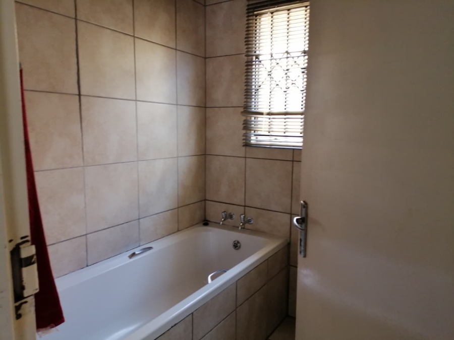 2 Bedroom Property for Sale in Mohlakeng Gauteng
