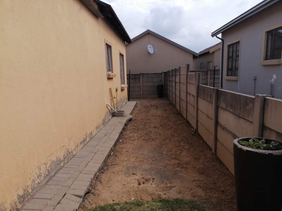 2 Bedroom Property for Sale in Mohlakeng Gauteng