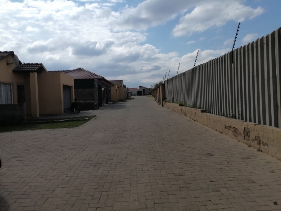 2 Bedroom Property for Sale in Mohlakeng Gauteng