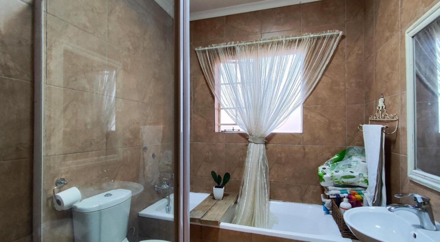 3 Bedroom Property for Sale in Glen Marais Gauteng