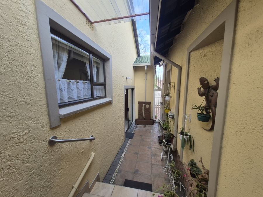 5 Bedroom Property for Sale in Brackenhurst Gauteng