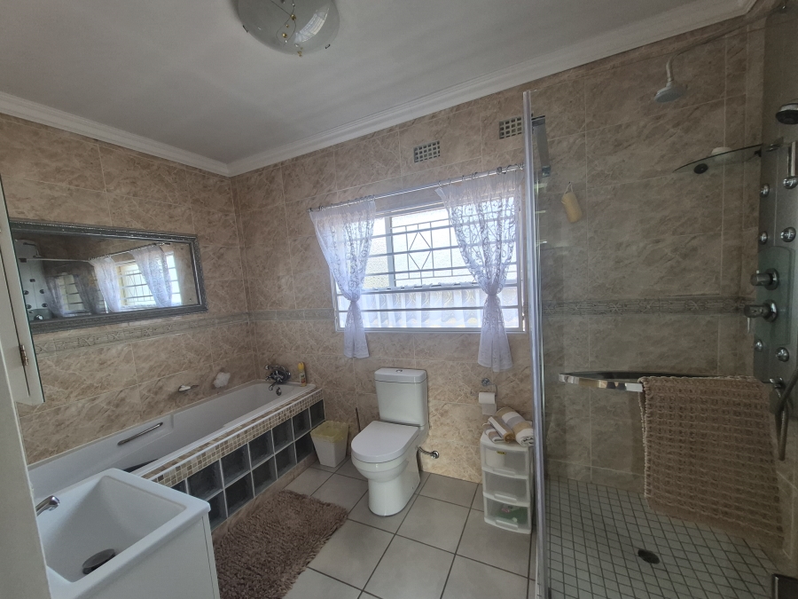 5 Bedroom Property for Sale in Brackenhurst Gauteng