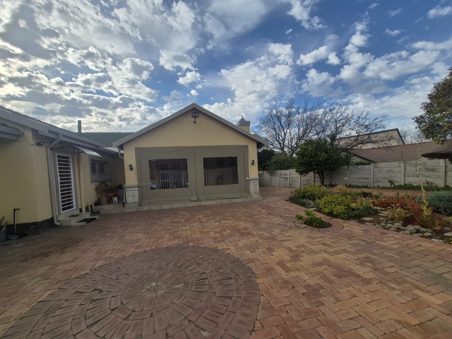 5 Bedroom Property for Sale in Brackenhurst Gauteng