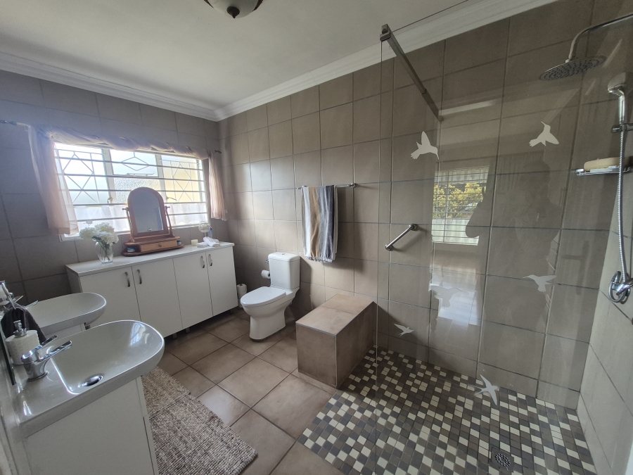 5 Bedroom Property for Sale in Brackenhurst Gauteng