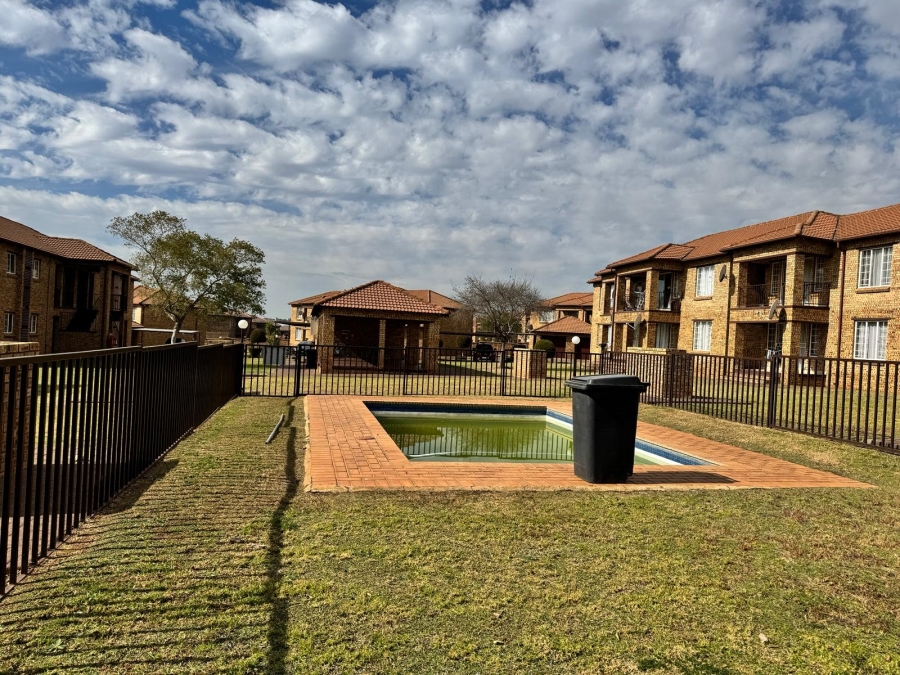 To Let 1 Bedroom Property for Rent in Erand Gardens Gauteng