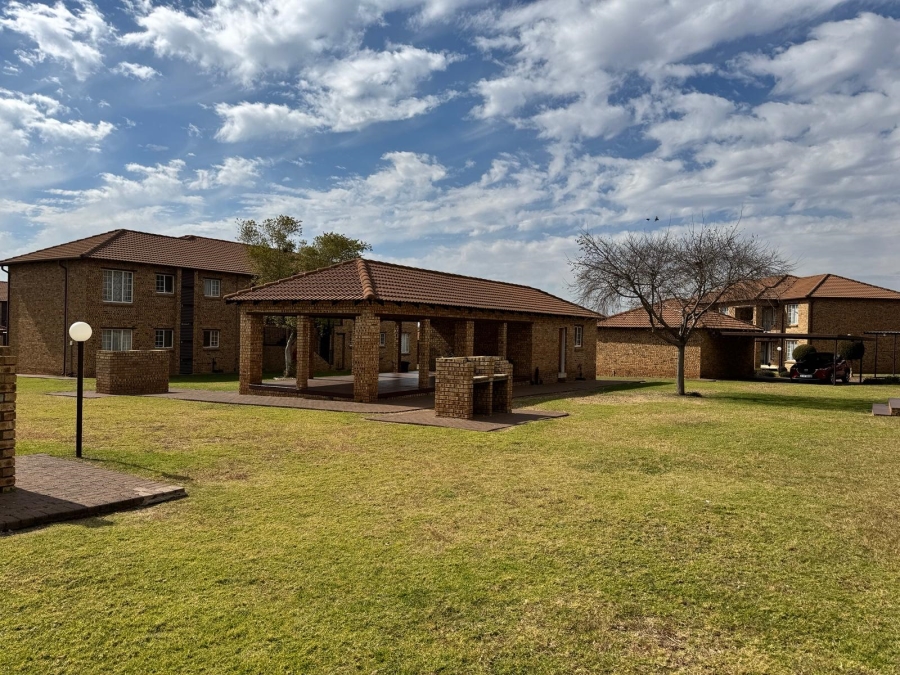 To Let 1 Bedroom Property for Rent in Erand Gardens Gauteng