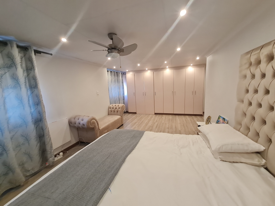 To Let 7 Bedroom Property for Rent in Bryanston Gauteng