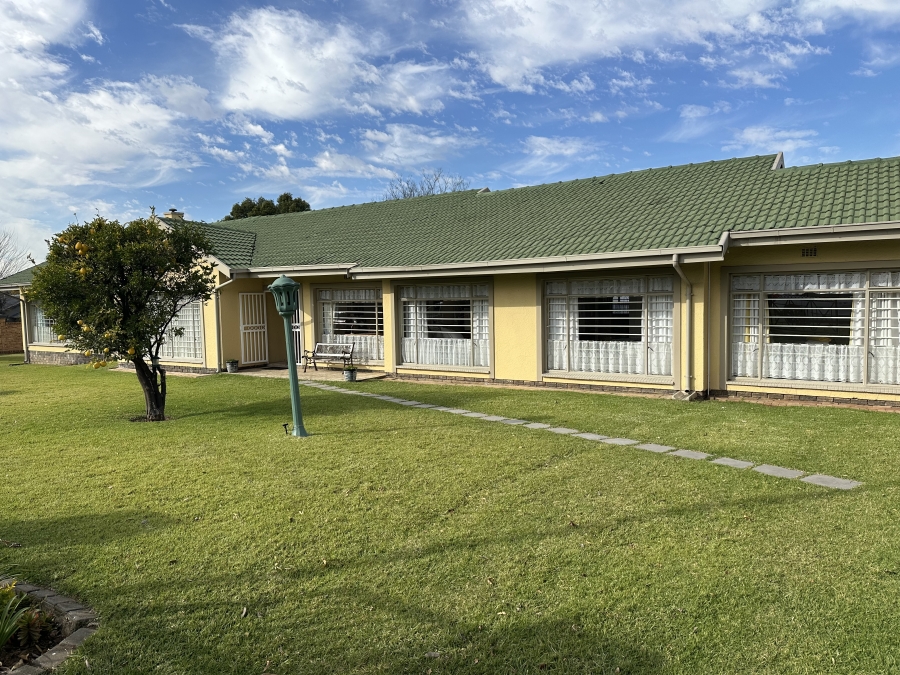 6 Bedroom Property for Sale in Brackenhurst Gauteng