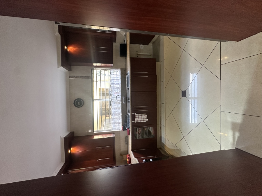 6 Bedroom Property for Sale in Brackenhurst Gauteng