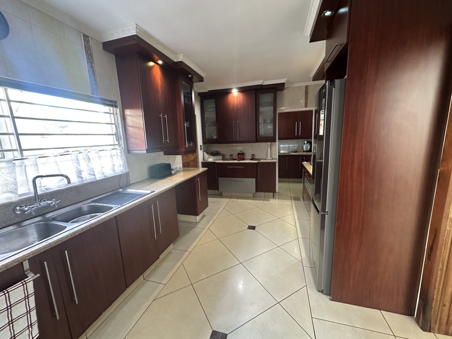 6 Bedroom Property for Sale in Brackenhurst Gauteng