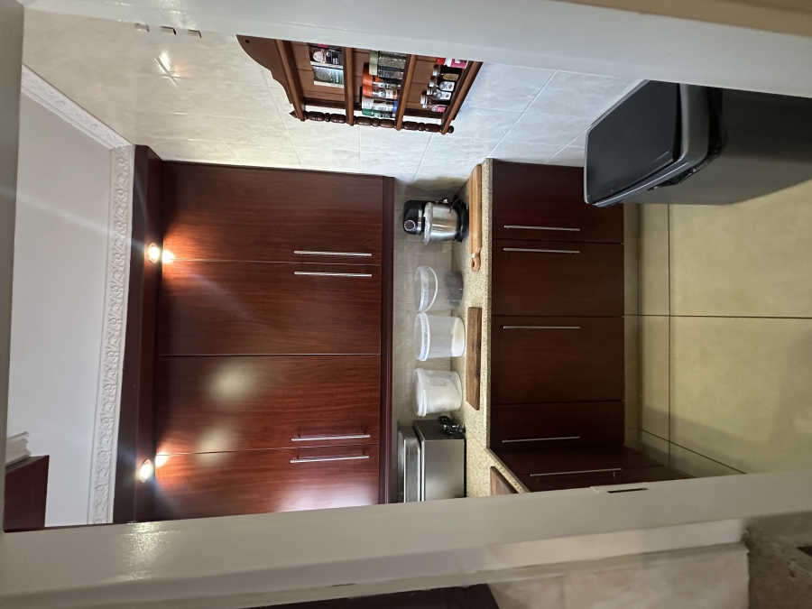 6 Bedroom Property for Sale in Brackenhurst Gauteng