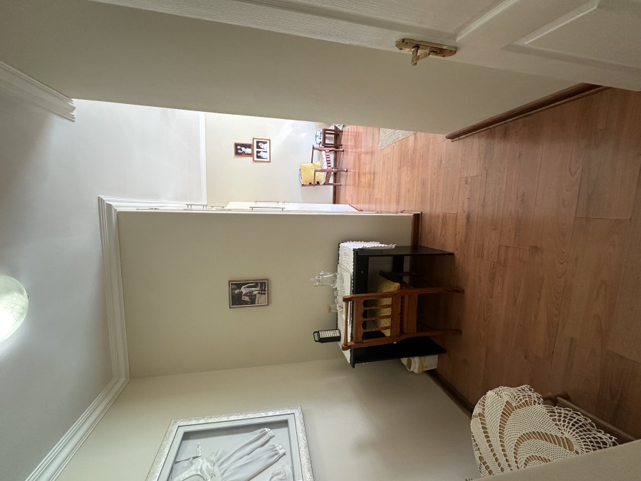 6 Bedroom Property for Sale in Brackenhurst Gauteng