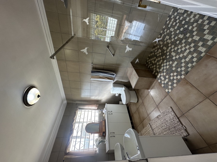 6 Bedroom Property for Sale in Brackenhurst Gauteng