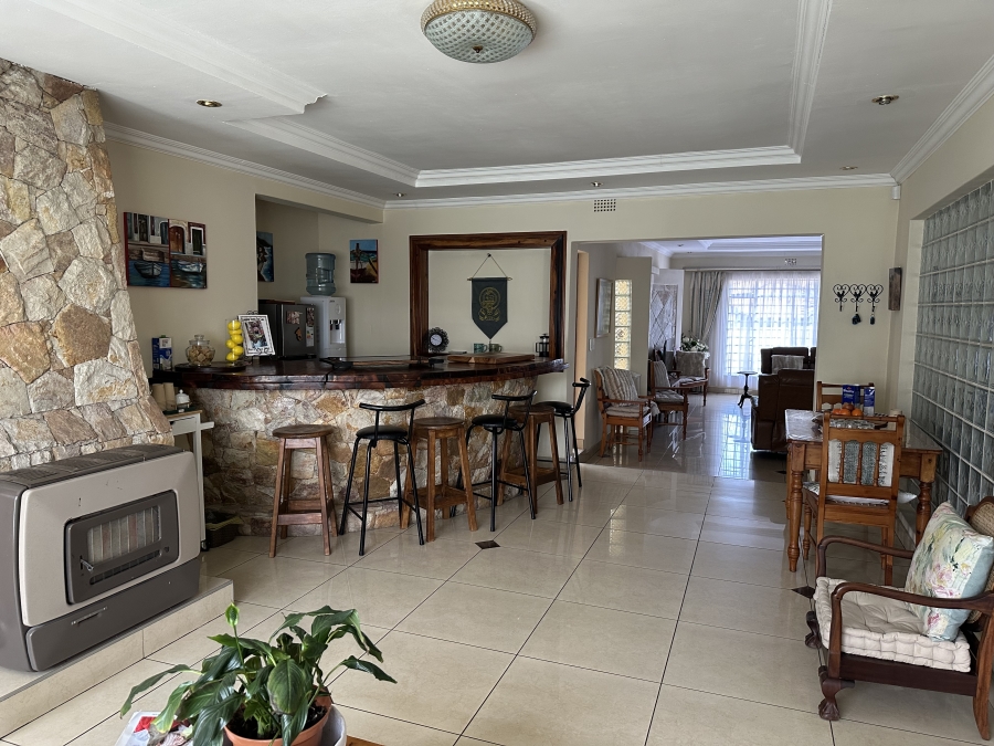 6 Bedroom Property for Sale in Brackenhurst Gauteng