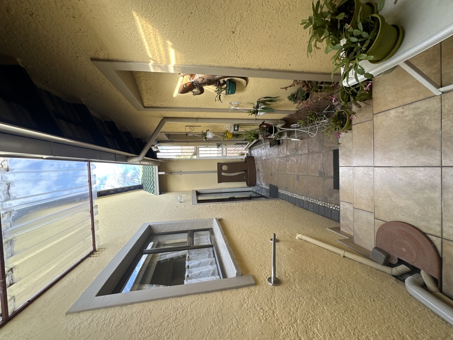 6 Bedroom Property for Sale in Brackenhurst Gauteng