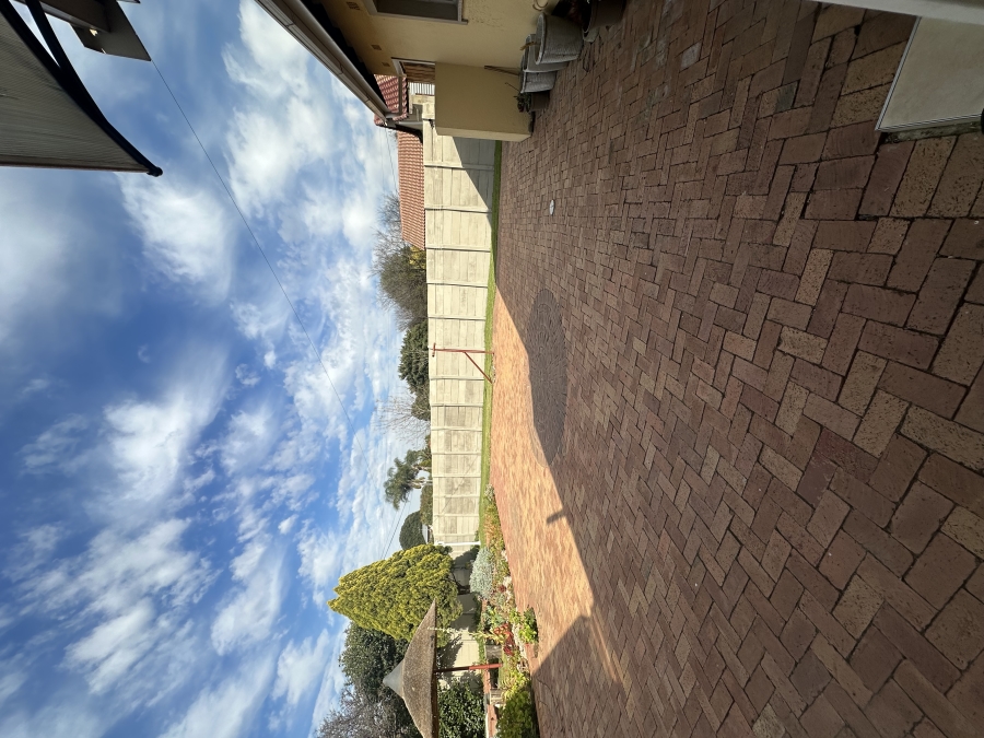 6 Bedroom Property for Sale in Brackenhurst Gauteng