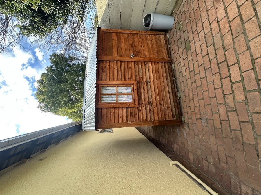 6 Bedroom Property for Sale in Brackenhurst Gauteng