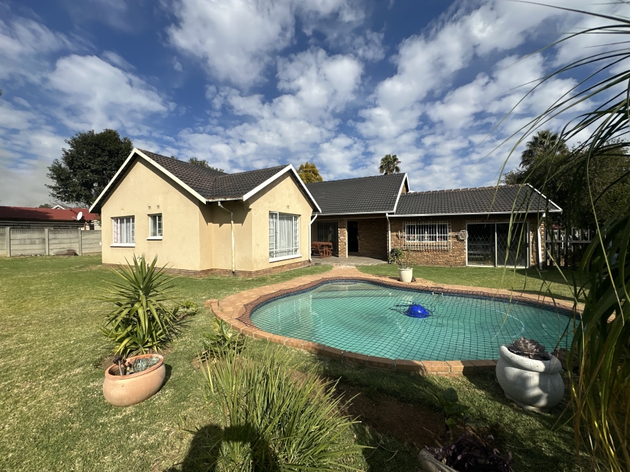 3 Bedroom Property for Sale in Brackendowns Gauteng