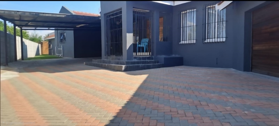 5 Bedroom Property for Sale in Lodeyko Gauteng