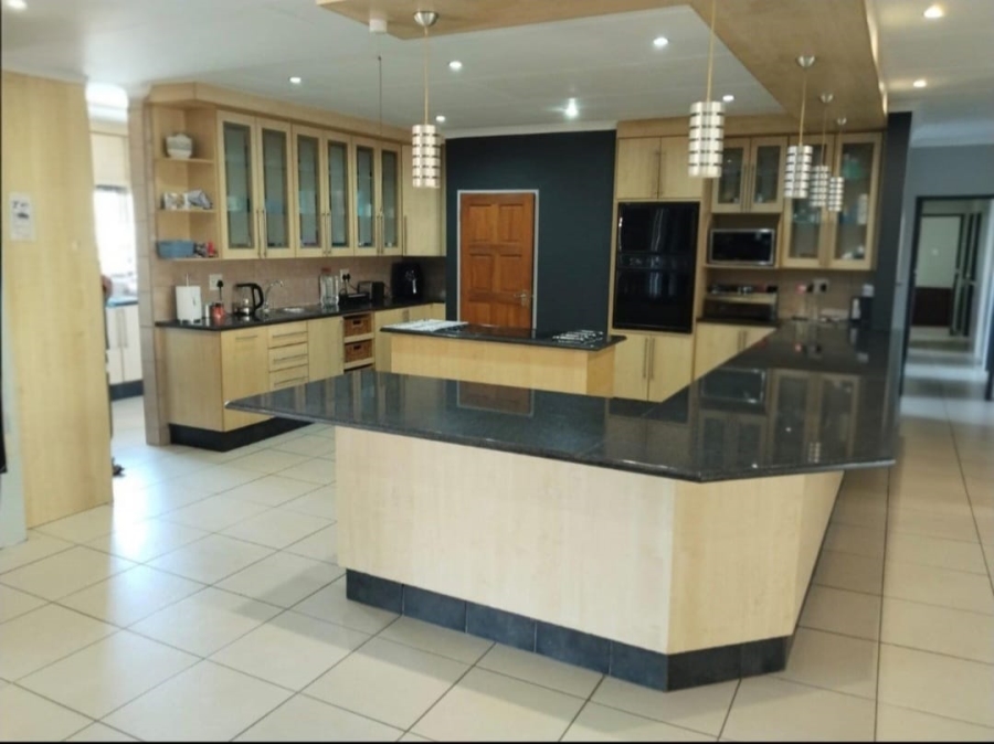 5 Bedroom Property for Sale in Lodeyko Gauteng