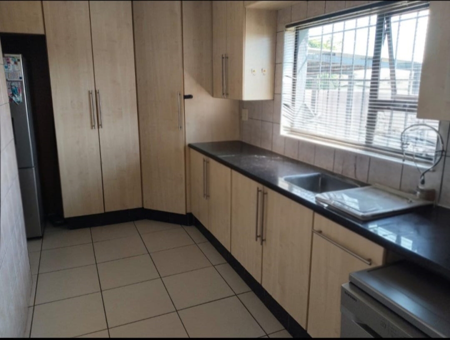 5 Bedroom Property for Sale in Lodeyko Gauteng