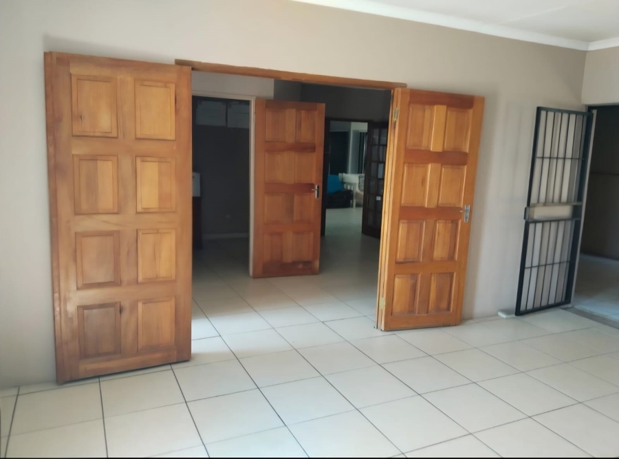 5 Bedroom Property for Sale in Lodeyko Gauteng