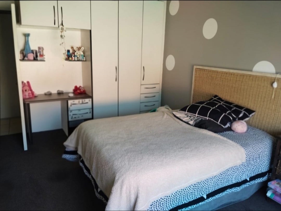 5 Bedroom Property for Sale in Lodeyko Gauteng