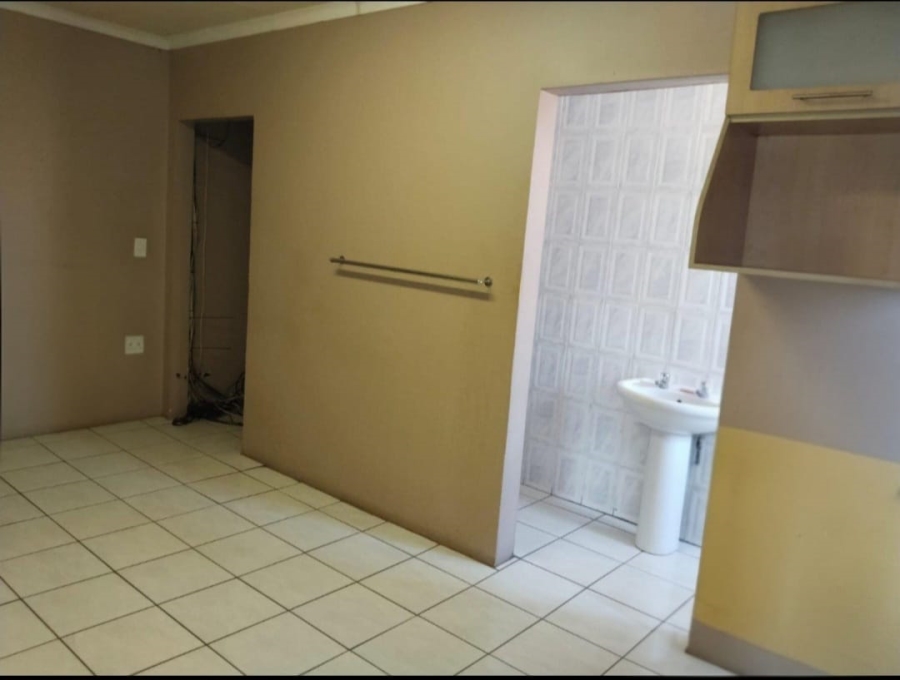 5 Bedroom Property for Sale in Lodeyko Gauteng