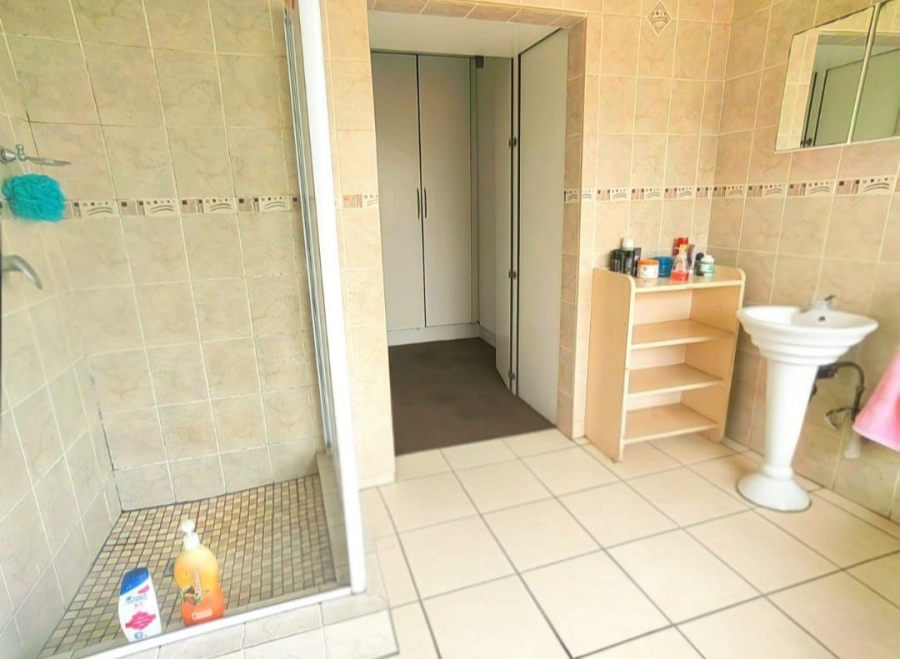 5 Bedroom Property for Sale in Lodeyko Gauteng