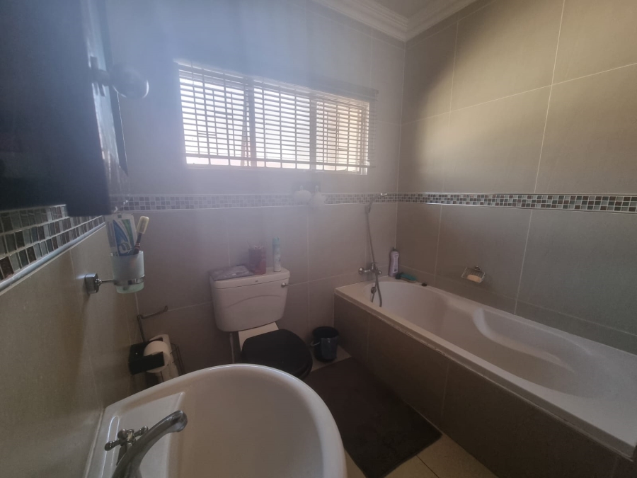 To Let 3 Bedroom Property for Rent in Rooihuiskraal Gauteng