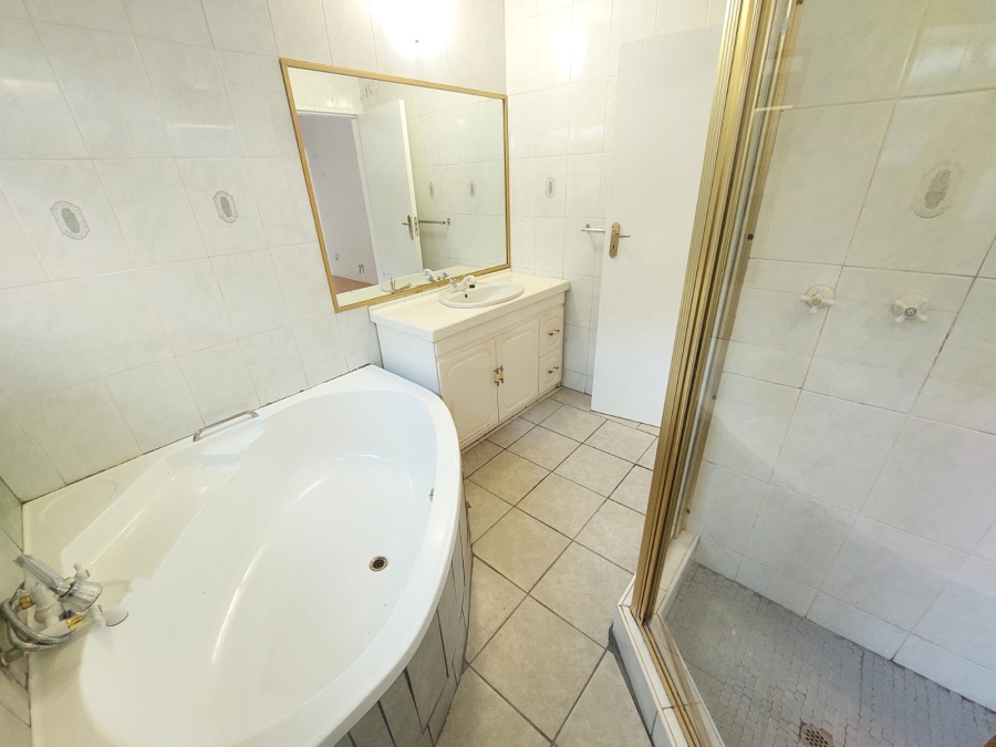 5 Bedroom Property for Sale in Magalieskruin Gauteng