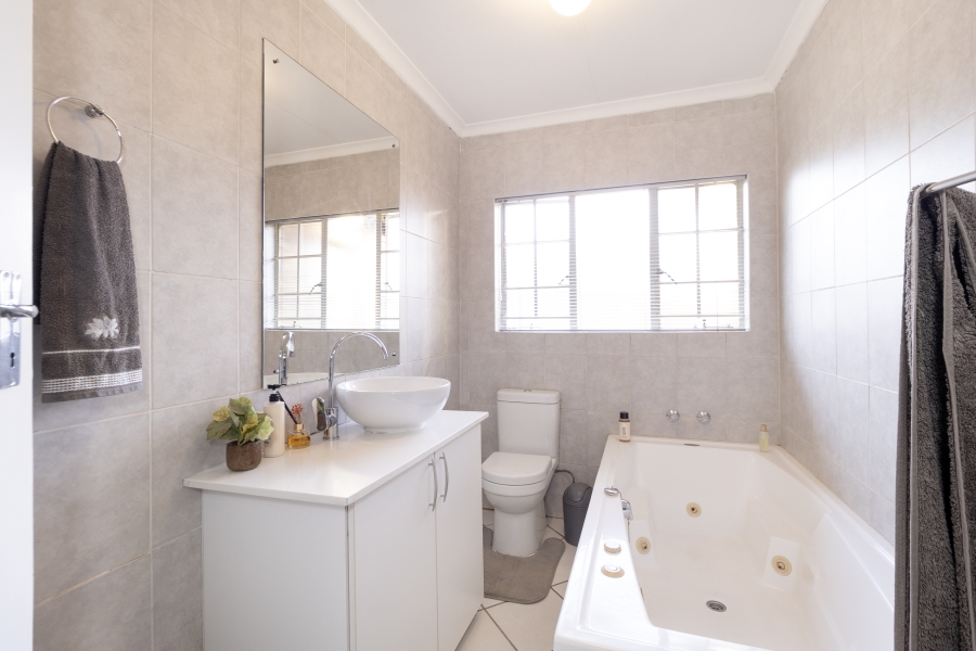 3 Bedroom Property for Sale in Eldoraigne Gauteng