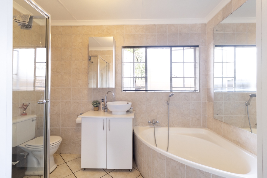 3 Bedroom Property for Sale in Eldoraigne Gauteng