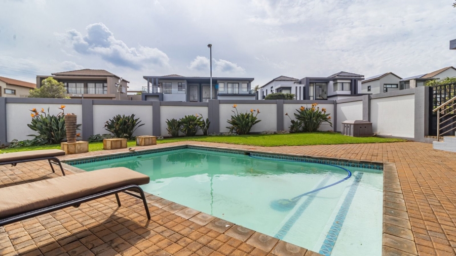 5 Bedroom Property for Sale in Aspen Hills Gauteng