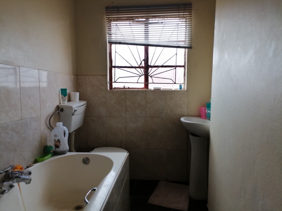 2 Bedroom Property for Sale in Mohlakeng Gauteng