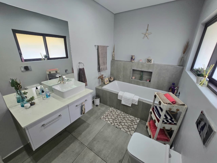 5 Bedroom Property for Sale in Three Rivers Gauteng