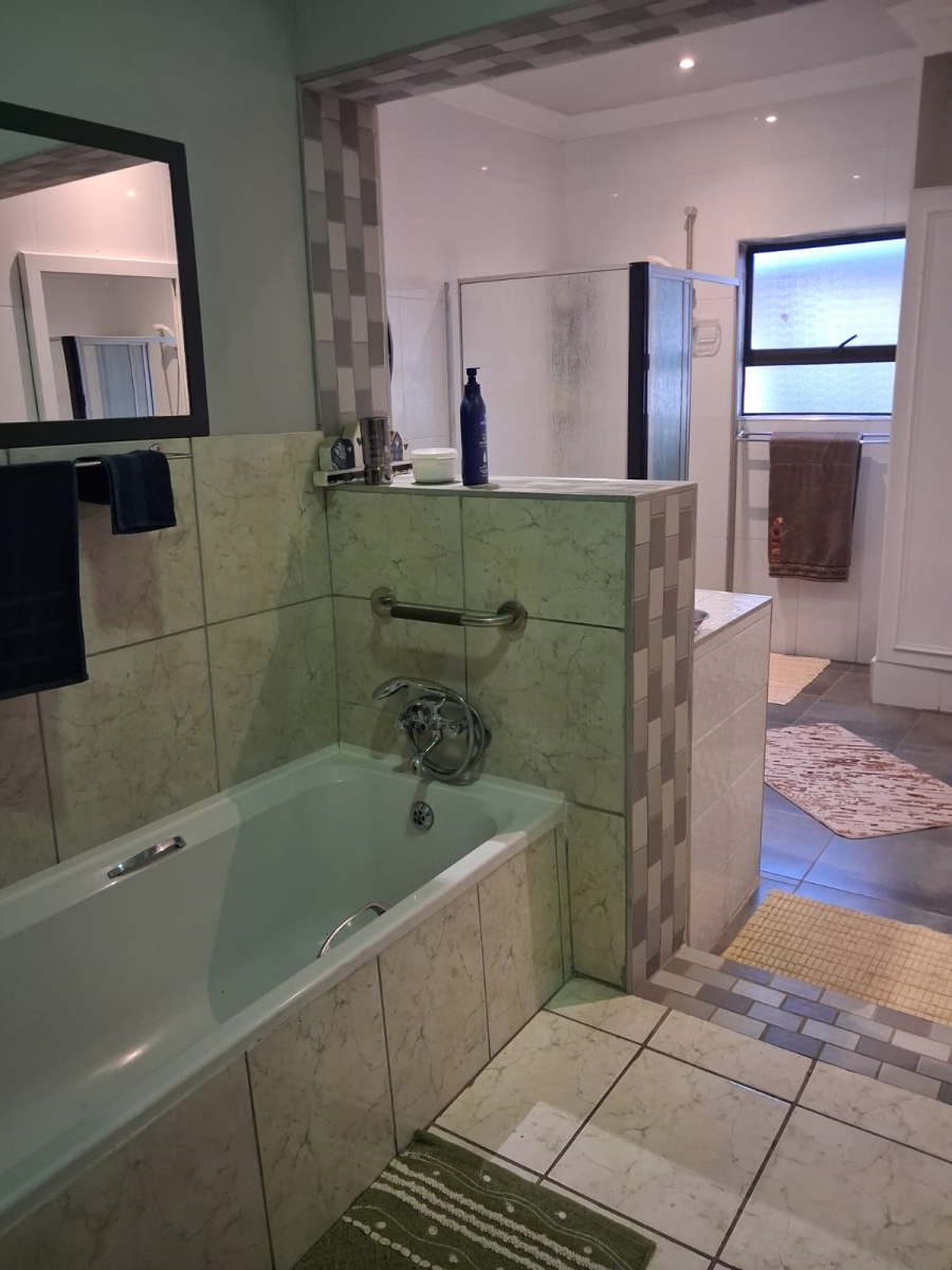 5 Bedroom Property for Sale in Three Rivers Gauteng