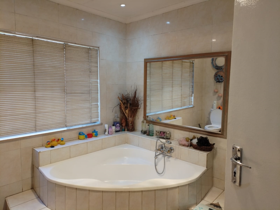 4 Bedroom Property for Sale in Bakerton Gauteng