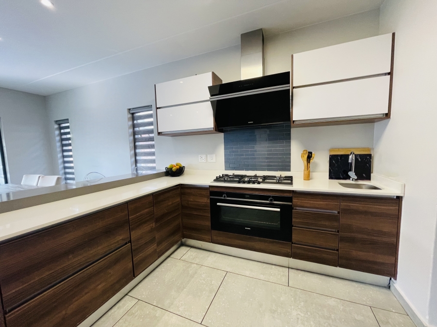 4 Bedroom Property for Sale in Crowthorne AH Gauteng