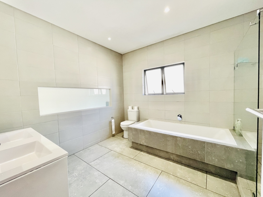 4 Bedroom Property for Sale in Crowthorne AH Gauteng