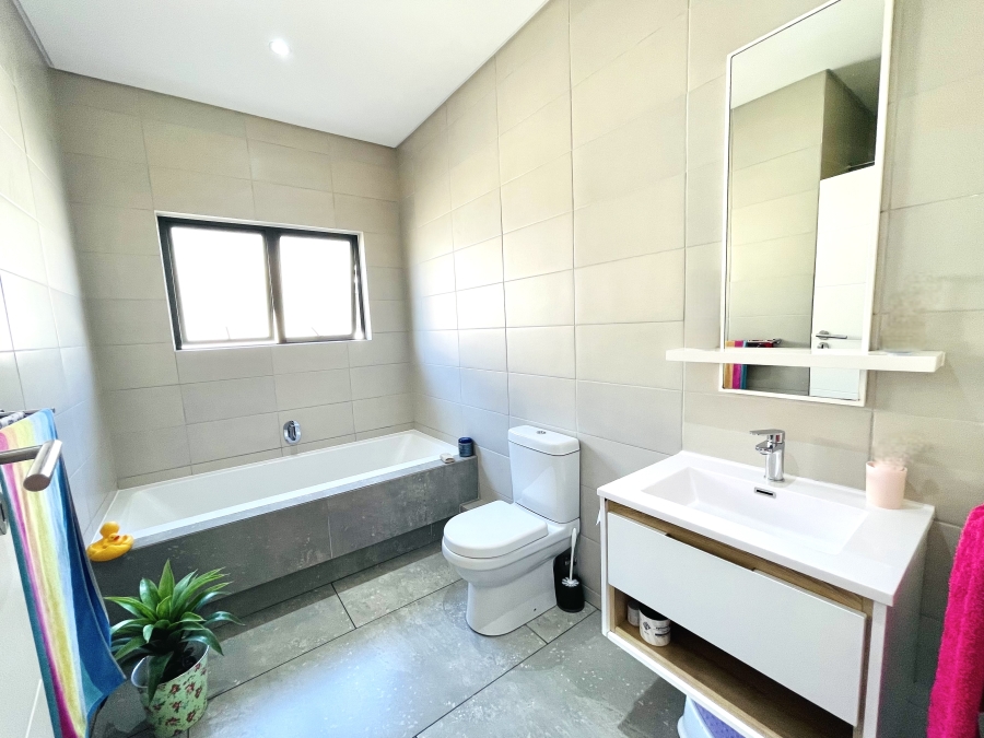 4 Bedroom Property for Sale in Crowthorne AH Gauteng