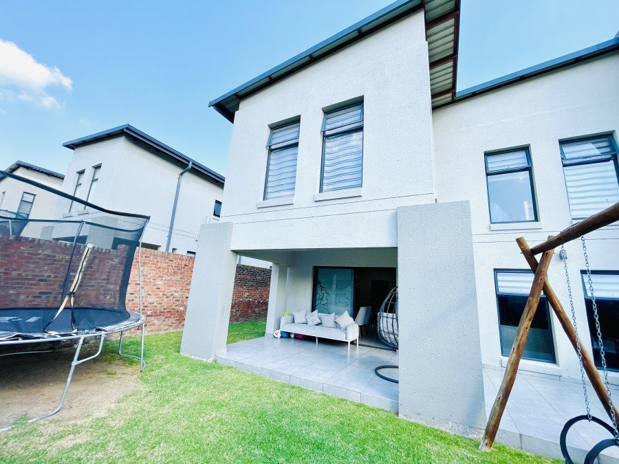 4 Bedroom Property for Sale in Crowthorne AH Gauteng