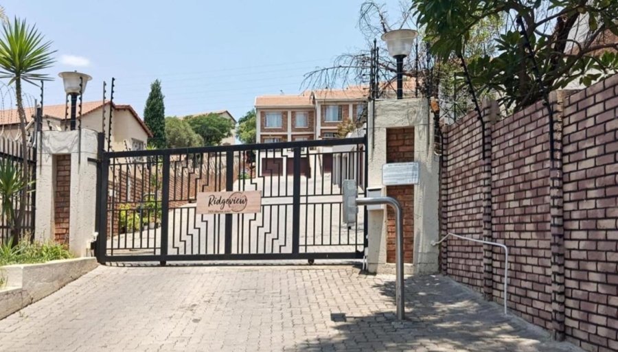 2 Bedroom Property for Sale in La Montagne Gauteng
