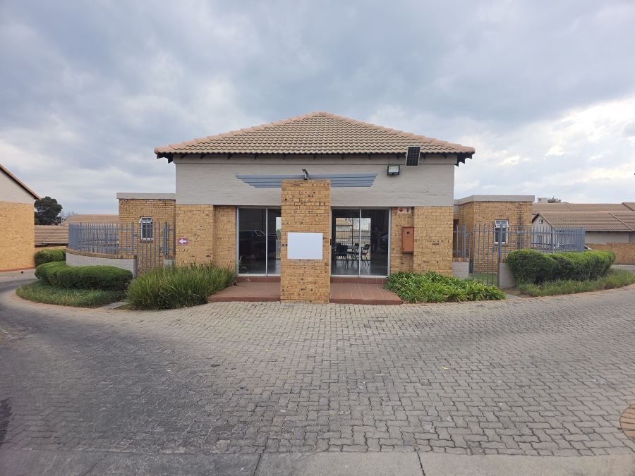 2 Bedroom Property for Sale in Noordwyk Gauteng