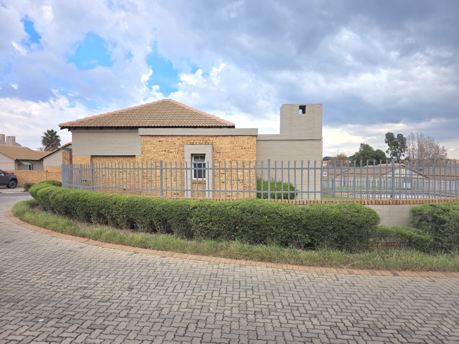 2 Bedroom Property for Sale in Noordwyk Gauteng