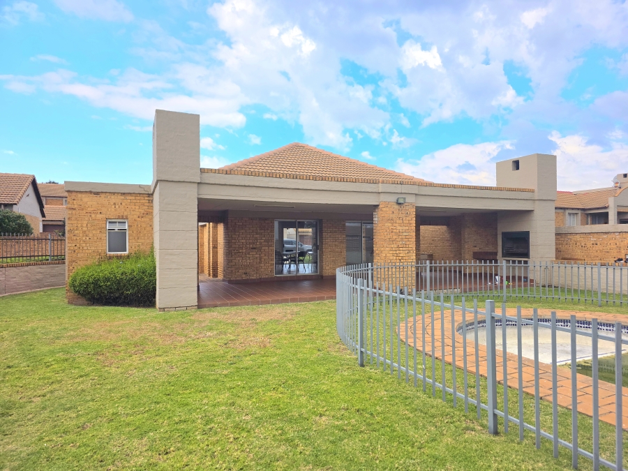 2 Bedroom Property for Sale in Noordwyk Gauteng