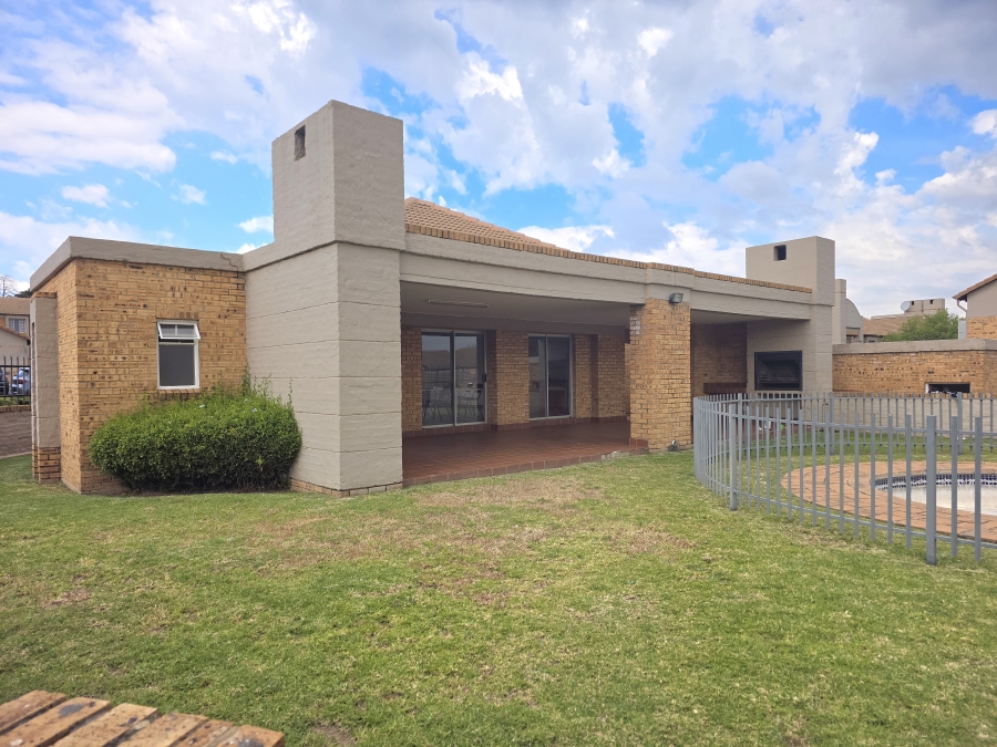 2 Bedroom Property for Sale in Noordwyk Gauteng