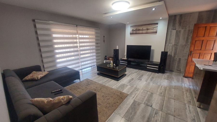 2 Bedroom Property for Sale in Helikonpark Gauteng