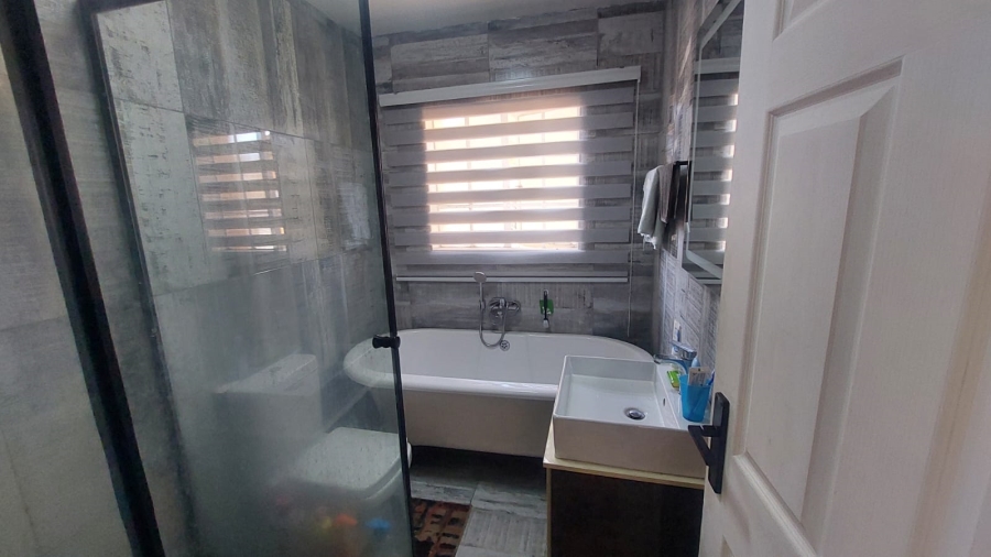2 Bedroom Property for Sale in Helikonpark Gauteng