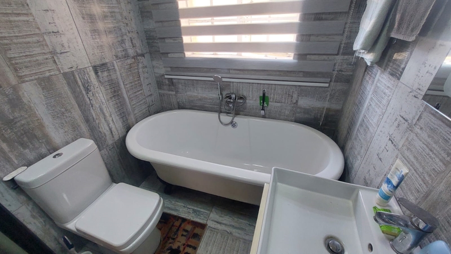 2 Bedroom Property for Sale in Helikonpark Gauteng